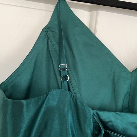 Stunning Jade Green Gown - Picture 6 of 9